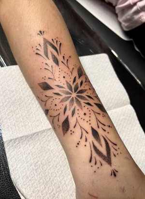 Tatouage mandala fine line sur l'avant-bras par Flo