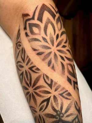 Tatouage mandala floral sur l'avant-bras par Flo