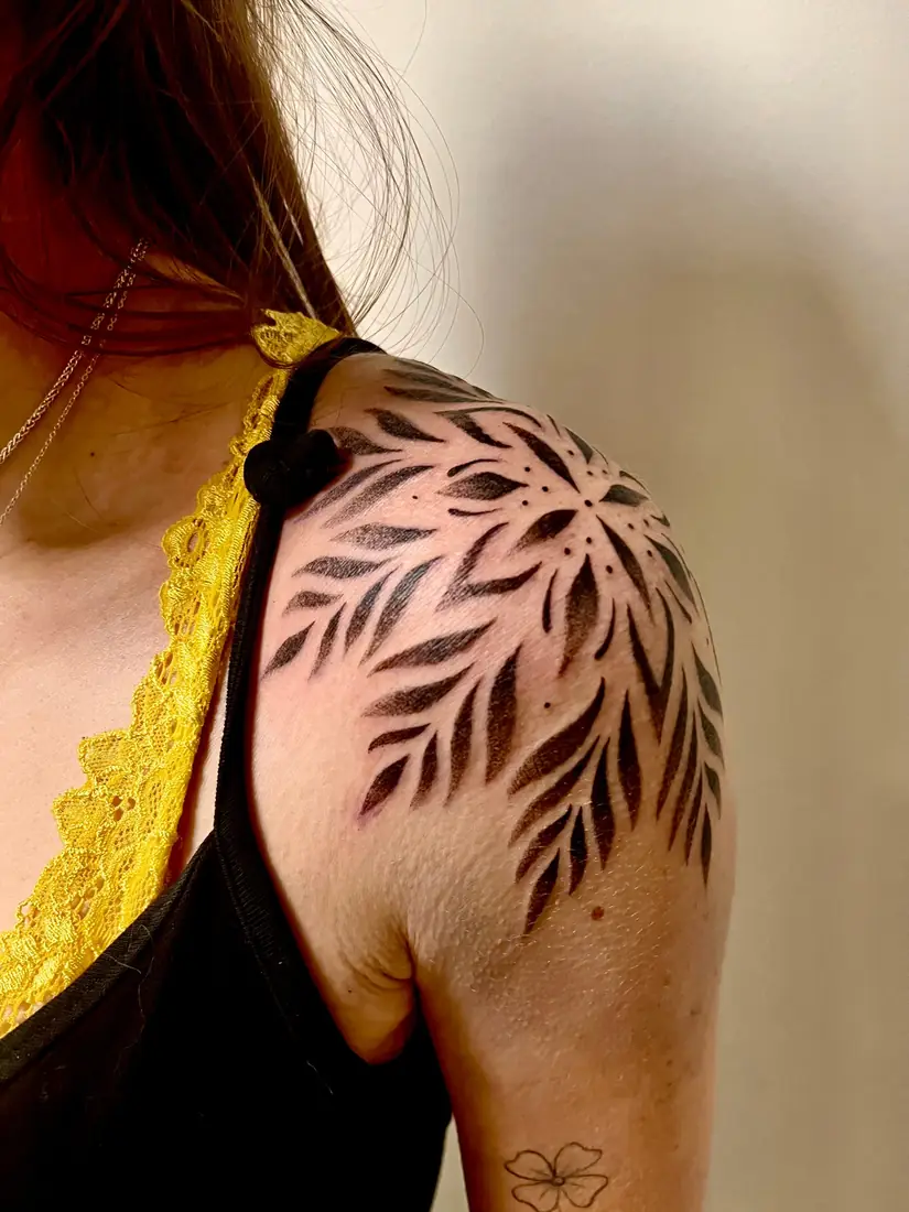 Tatouage mandala floral sur l'épaule par Flo
