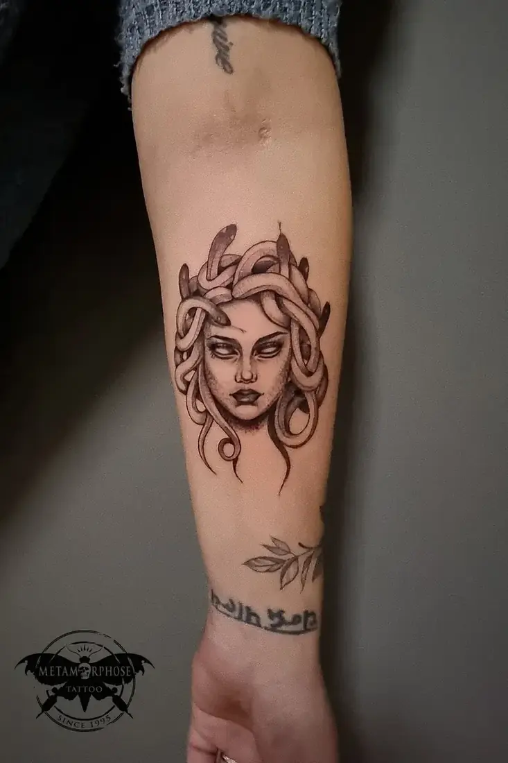 Tatouage Méduse noir et gris sur l'avant-bras par Mich