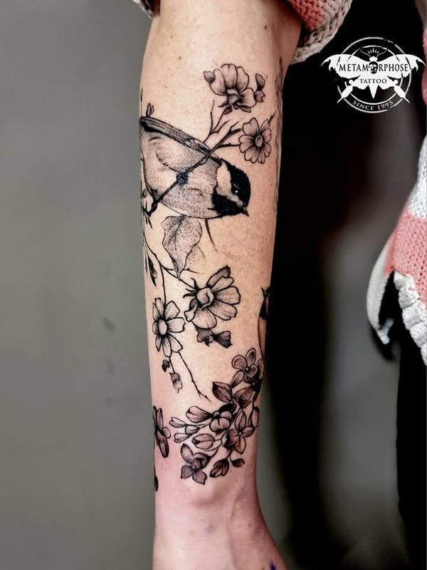 Tatouage mésange et fleurs sur l'avant-bras par Mich