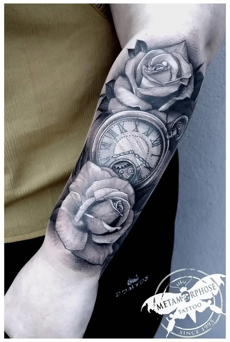 Tatouage montre à gousset et roses noir et gris sur l'avant-bras par Mich
