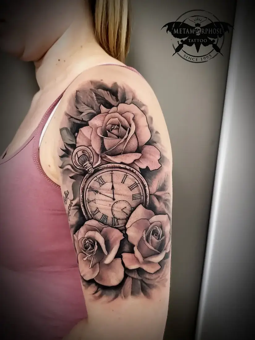 Tatouage montre à gousset et roses réalistes sur le bras par Mich