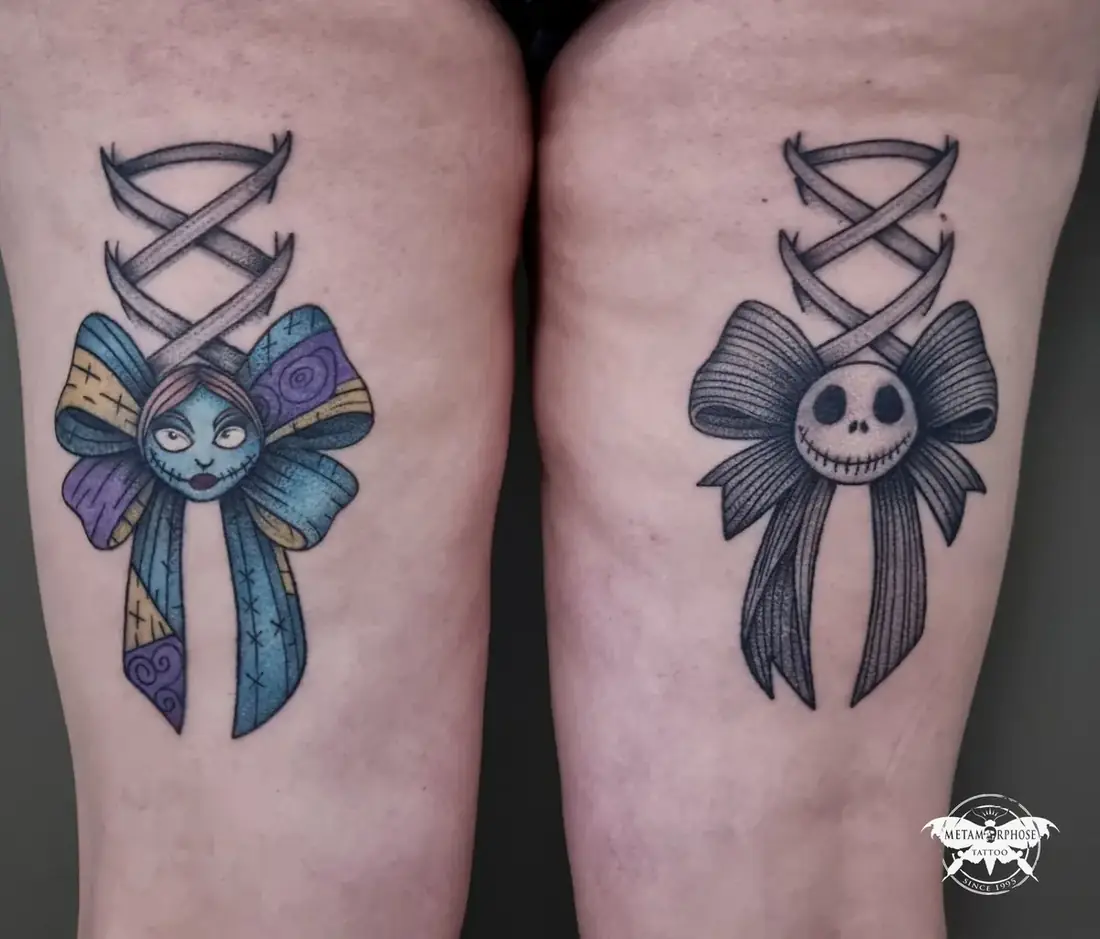 Tatouages nœuds Jack et Sally sur les cuisses par Mich