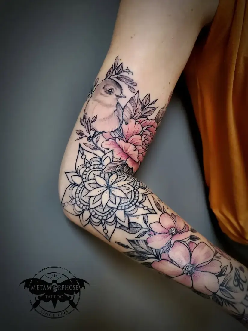 Tatouage oiseau, pivoine et mandala au coude par Mich