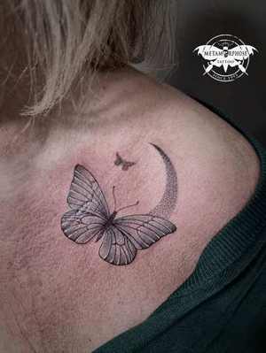 Tatouage papillon et lune fine line sur la clavicule par Mich