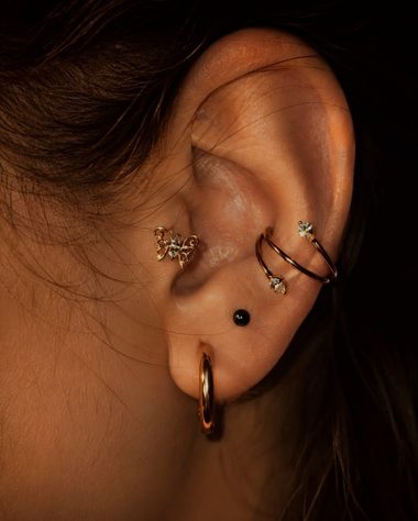 Piercing d'oreille multiple, tragus et hélix par Maïlys