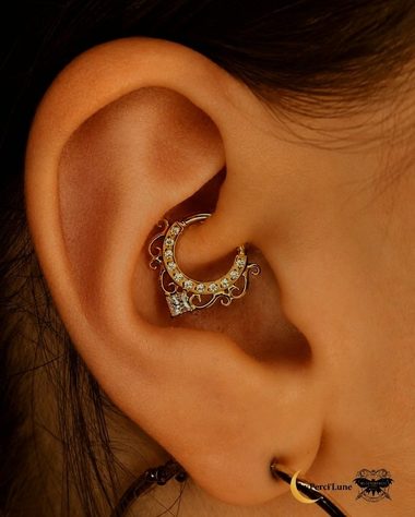 Piercing daith bijou doré serti de strass