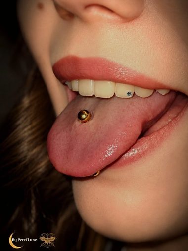 Piercing de langue avec bijou doré