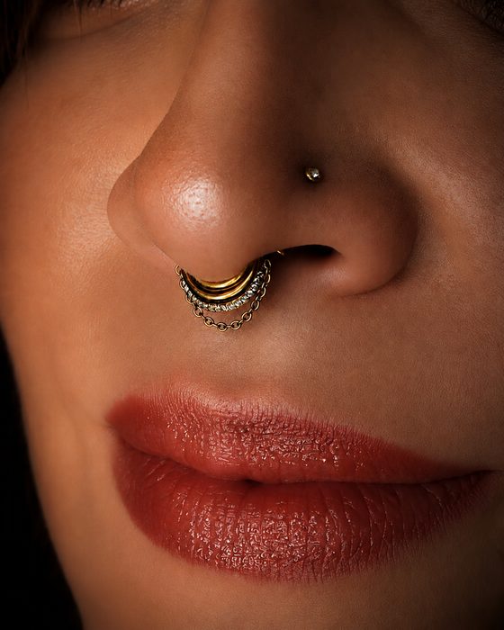 Piercing de septum bijou doré et chaînette