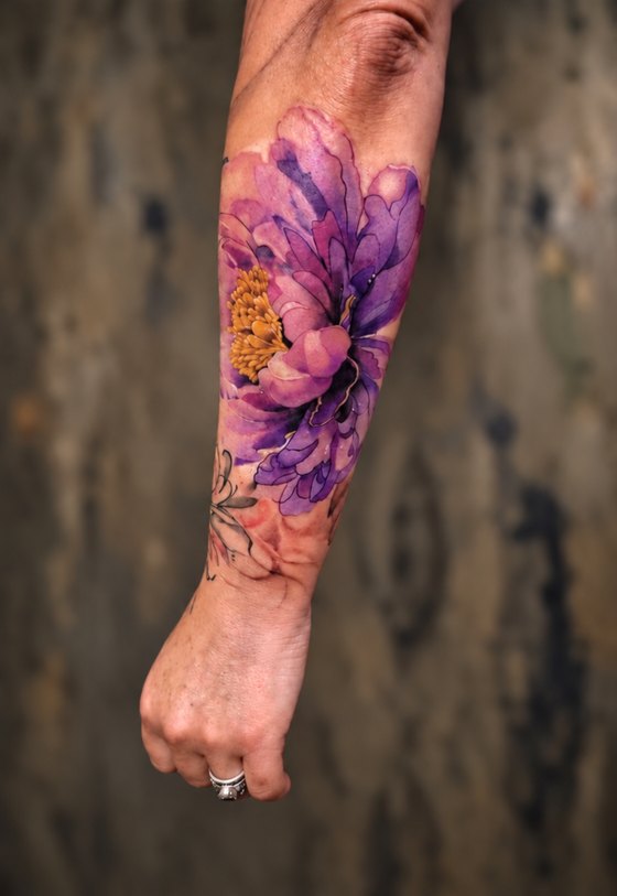 Tatouage pivoine aquarelle sur l'avant-bras par Mich