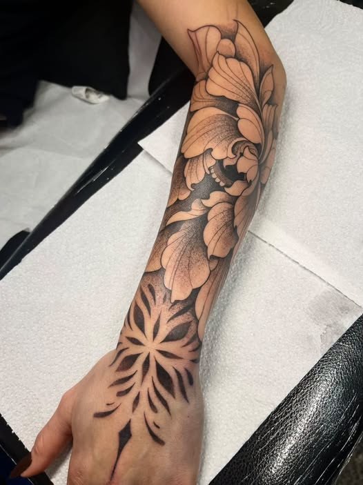 Tatouage pivoine et motif floral dotwork sur l'avant-bras et la main par Flo