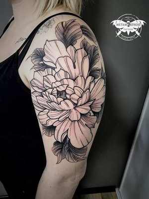 Tatouage pivoine fine line sur l'épaule par Mich