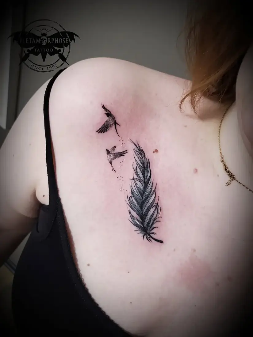 Tatouage plume et hirondelles sur l'épaule par Mich