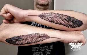 Tatouages plumes réalistes sur les avant-bras par Mich
