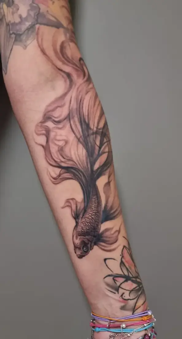 Tatouage poisson combattant noir et gris sur l'avant-bras par Mich