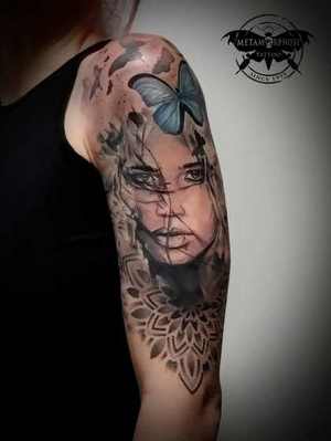 Tatouage portrait de femme aquarelle et papillon bleu par Mich