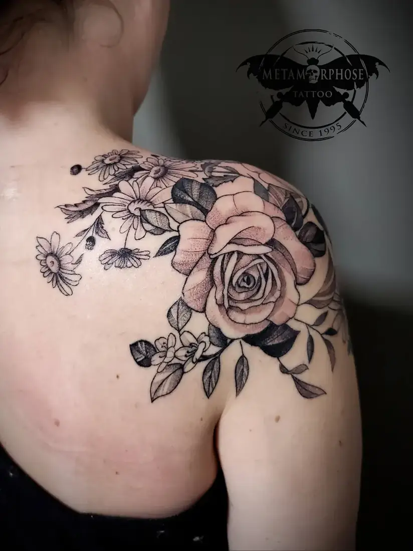 Tatouage rose et marguerites noir et gris sur l'épaule par Mich