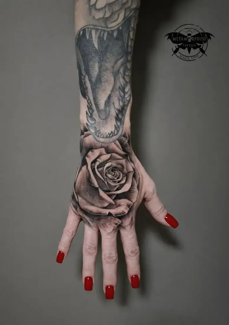 Tatouage rose réaliste noir et gris sur la main par Mich