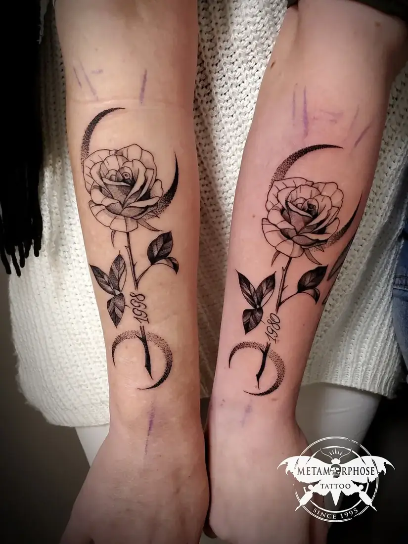 Tatouages roses et croissants de lune assortis sur les avant-bras par Mich