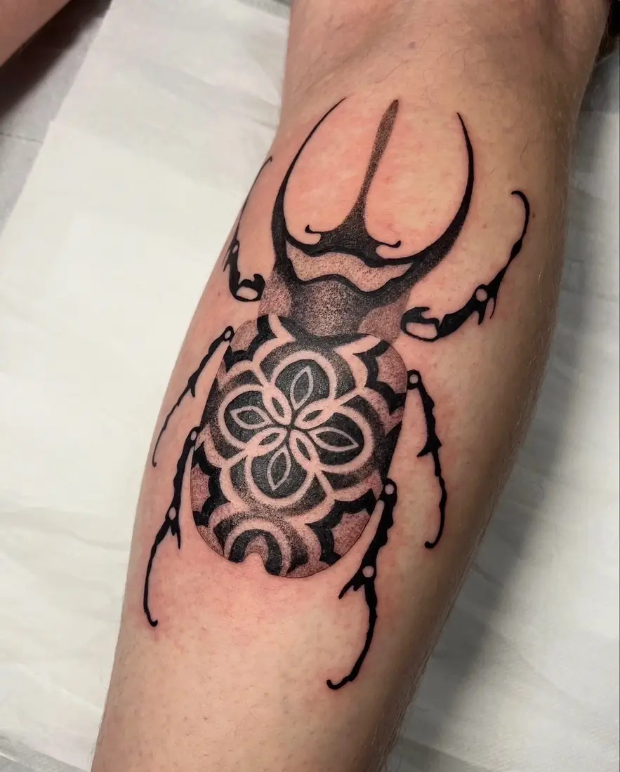 Tatouage scarabée et mandala sur la jambe par Flo