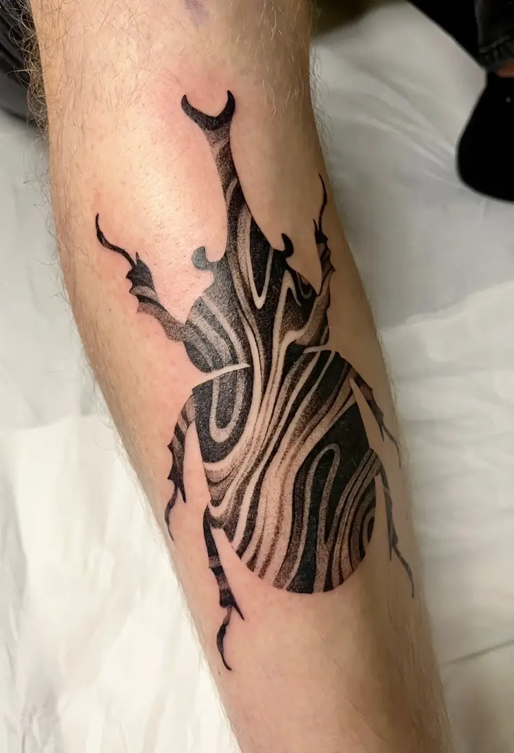 Tatouage scarabée sur la jambe par Flo