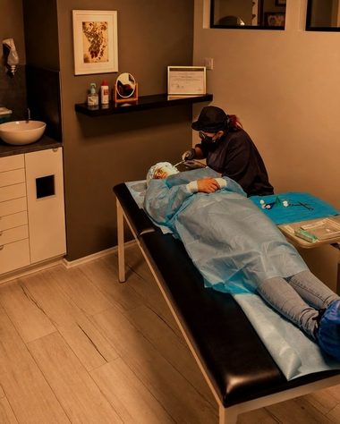 Séance de piercing au studio Metamorphose par Perci'Lune