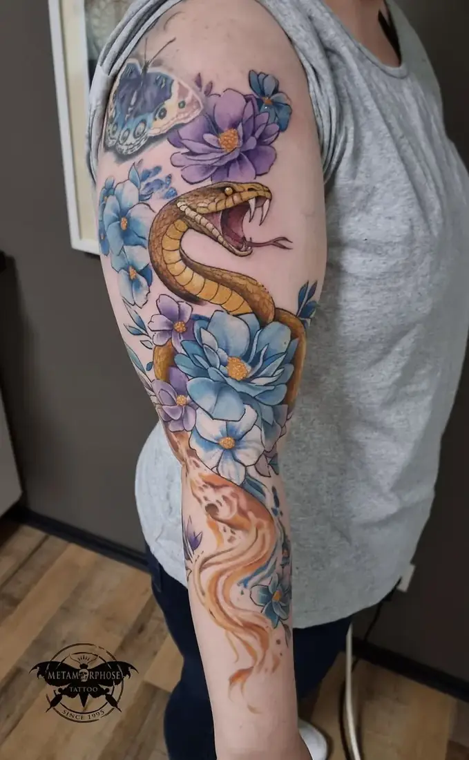 Tatouage serpent et fleurs bleues couleur par Mich