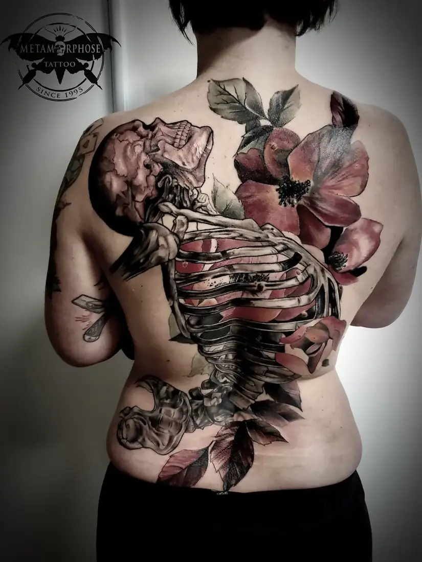 Tatouage squelette et fleurs sur le dos complet par Mich