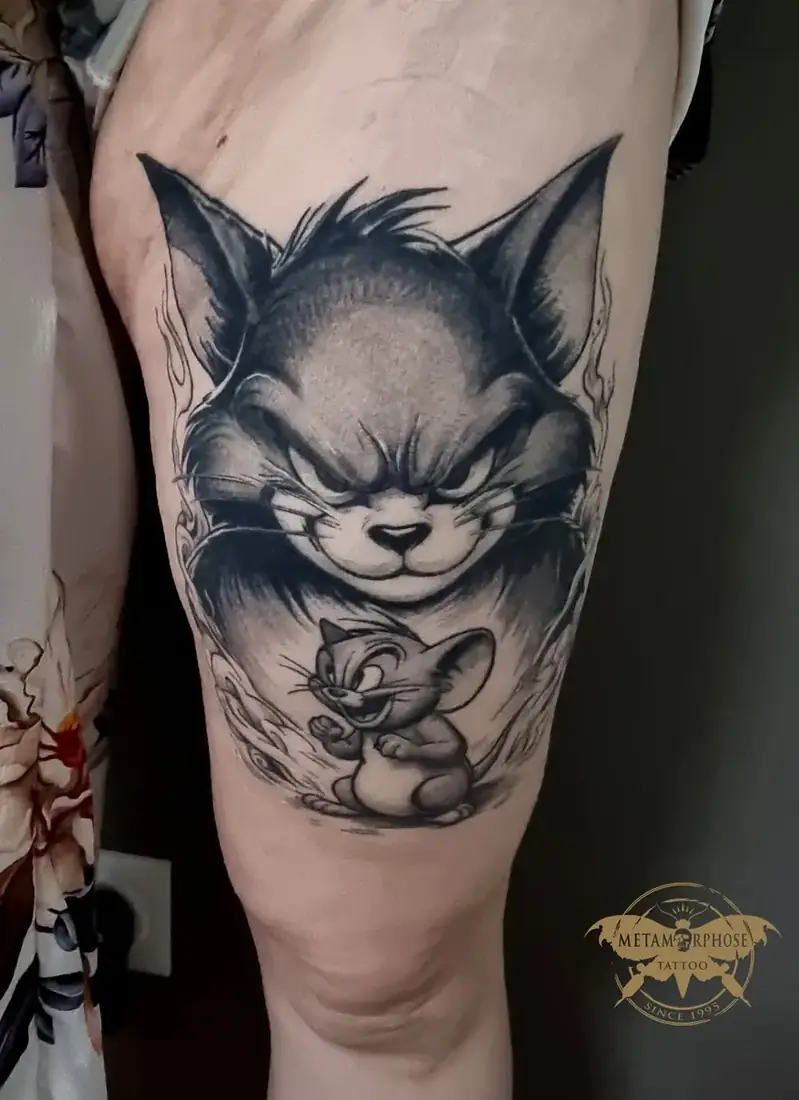 Tatouage Tom et Jerry noir et gris sur la cuisse par Mich