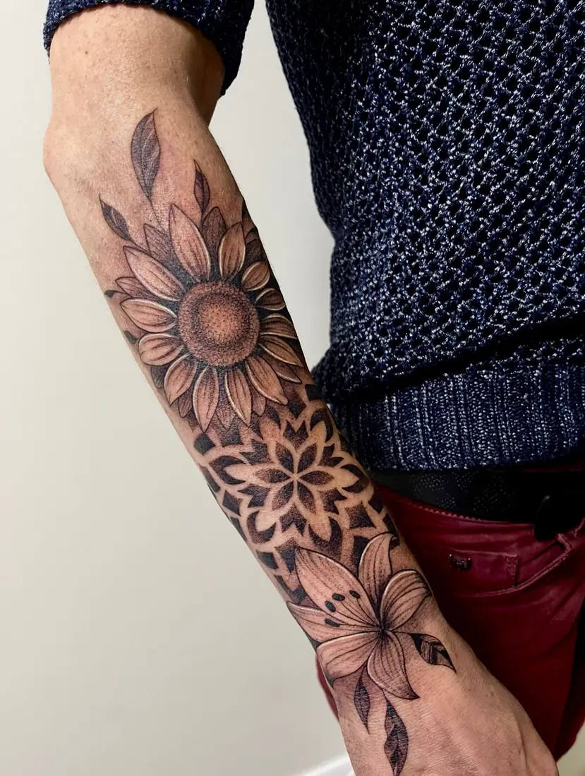 Tatouage tournesol, mandala et lys sur l'avant-bras par Flo