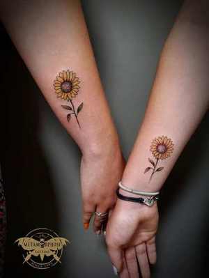 Tatouages tournesols assortis sur les avant-bras par Mich