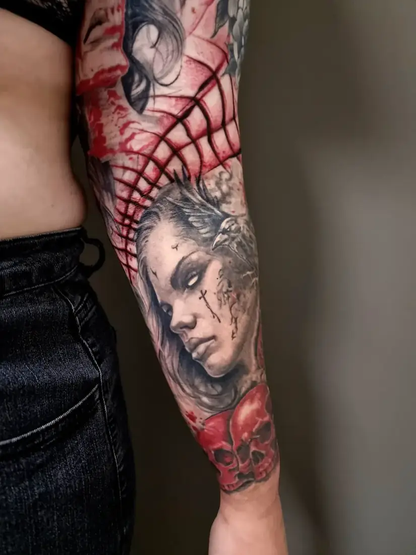 Tatouage visage de femme, corbeau et crânes rouges sur l'avant-bras par Mich